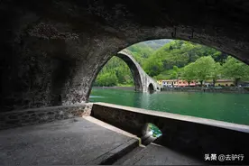 不走寻常路的古桥：两边不对称一高一低却千年不倒，被称为恶魔桥图片