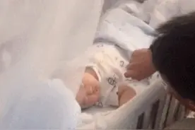 “相差27岁”兄弟走红，婴儿床前相处画风暖心，网友：以为是爸图片