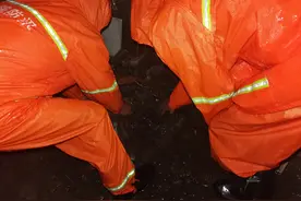 雨夜里的守护！看到海淀街头这些瞬间，很想说一声谢谢……图片