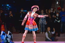 红河州千人广场舞迎宾①《奔腾红河》图片