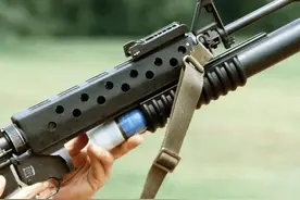 印度伞兵“摆抛斯”，八人组四型步机枪，武器仍没摆脱“万国牌”图片