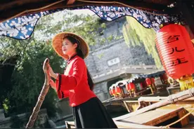 台儿庄古城固然是美，但美轮美奂中，最美的还是船妹子……图片