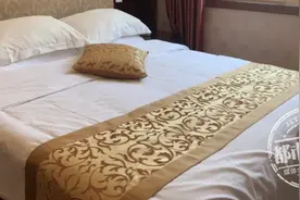 酒店客房内，女子正准备洗澡，却突然闯进来两个大男人？图片