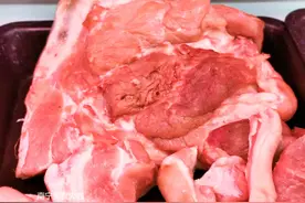 买猪腿肉时，挑前腿还是后腿？20年肉摊老板说漏嘴，记住别买错了图片