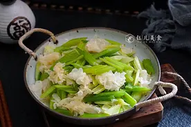 银耳还用来煲汤？和这蔬菜炒特好吃，比吃肉还美味，不懂吃真可惜图片