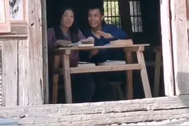 瞒不住了，请送他们出道！农民夫妻“鬼舞步”爆红！网友：幸福是藏不住的图片