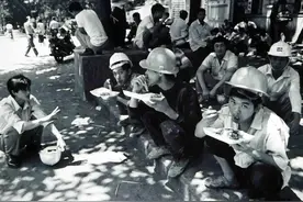 80年代深圳照片：图二农民工蹲在树下吃饭，图八三无人员被遣返图片