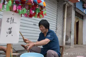 老两口街头包粽子现包现卖，一个一块五，起早贪黑能卖200个图片