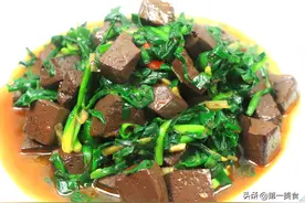 韭菜烧鸭血直接下锅就错了，大厨教你技巧，好吃下饭，入口香滑图片