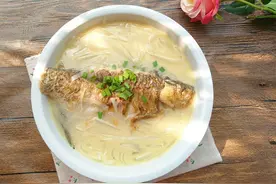 鱼汤熬不出乳白色？问了饭店的厨师才知道，第一步就做错了图片