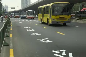 有车一族是否也在坐公共交通工具上下班图片