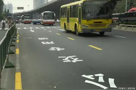 有车一族是否也在坐公共交通工具上下班图片