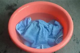 毛巾脏了不好洗，用对方法，清洗干净柔顺更亲肤图片