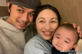 古巨基晒一家三口照片，5月大儿子肉嘟嘟可爱，52岁妻子状态好图片