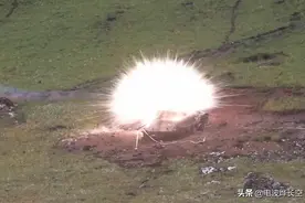 火花四溅真漂亮！红箭73D命中退役59坦克，起爆瞬间犹如烟花图片