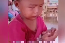 上幼儿园第一天，宝宝求救的“惊人之举”笑晕老师：心疼又好笑图片