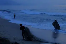 90后夫妻深夜赶海险失踪：惊魂4小时，差点走入大海深处图片