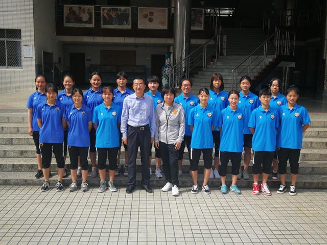 U15女足国家集训队与棠湖中学共建，女足传奇孙雯六一来送惊喜