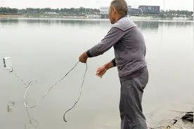 大爷自制的抓鱼神器 制作方法简单 零成本 3分钟就能抓到鱼视频封面