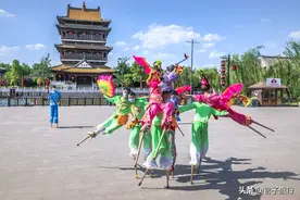 踩在木棍子上的东方芭蕾，原产地都难得一见，来台儿庄古城天天见图片