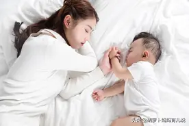 宝宝晚上睡觉“不盖被”，真的不会受凉生病吗？父母别大意图片
