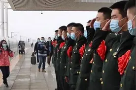 寻找这位暖心军嫂！她在高铁上为退伍老兵订了32份盒饭图片
