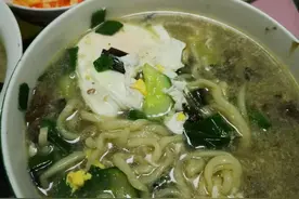 连续三天值班，回家犒劳自己一碗有锅气的热面图片