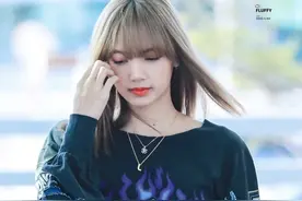 Lisa的小蛮腰绝了！将露脐装+牛仔裤穿得出彩，很潮很有范儿图片