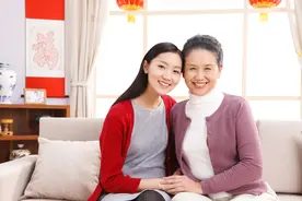 养儿养女的最大区别，不在彩礼嫁妆，越到晚年感受越深图片