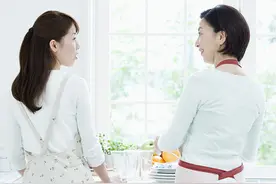 一种“新型婆媳”正在流行，儿媳和婆婆都过得舒坦，家庭更和睦图片