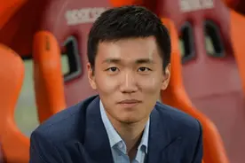 拥有1700亿的四川首富，自己穿百元皮鞋，儿子用二手苹果电脑图片