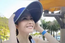 黎姿泳装照太惹眼！49岁身材苗条两腿如竹竿，背影被赞似少女图片