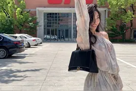 氛围感女神易梦玲，以彩色雨筒长靴为乐，将先天腿长优势发挥无疑图片