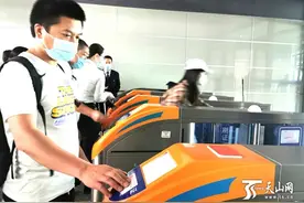 电子客票实施首日：乌鲁木齐站旅客刷身份证秒进站图片