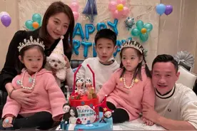 杨威老婆晒照为双胞胎女儿庆生，一家五口共用一张脸，蛋糕超有爱图片