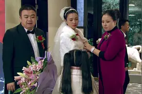 男子偷偷来到初恋的婚礼现场，托女孩帮他送礼物，自己却藏了起来视频封面