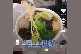 台湾歌手黄安现身厦门机场，惊叹榨菜免费，吃面感动称是祖上积德图片