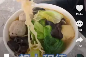 台湾歌手黄安现身厦门机场，惊叹榨菜免费，吃面感动称是祖上积德图片