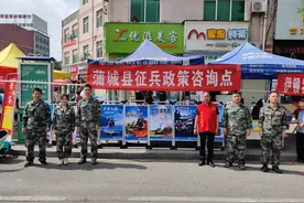 蒲城县人武部2021年高考期间开展征兵宣传暨爱心助考图片