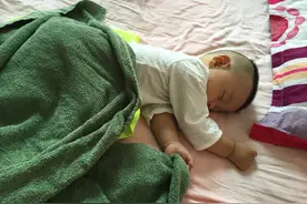 宝宝睡觉“满床滚”，宝妈们别烦恼，是娃在向你传递信号图片