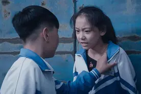 “一个巴掌拍不响”？15岁女孩被男生纠缠，爸爸怒扇老师：响吗？图片