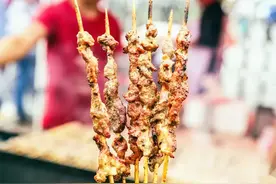 20块吃到撑！青岛这条小吃街，羊肉串、烤包子…简直了！图片
