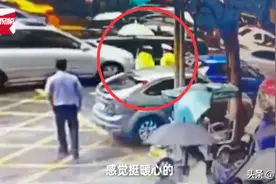 看到交警蜀黍雨中执勤，小学生踮脚帮他撑伞！这一幕太暖图片
