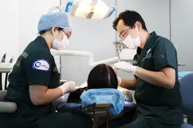 高考后矫正牙齿晚了吗？戴牙套磨嘴怎么办？图片