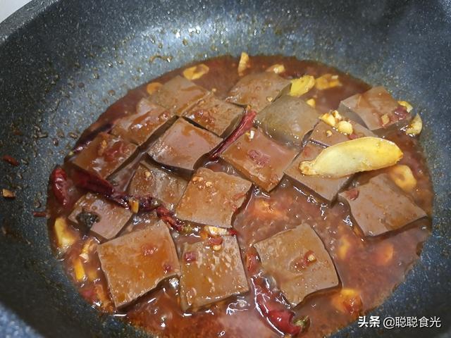 惊蛰时节，多吃这道“清肠”菜，含铁量高，春季常吃气色好