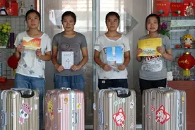 山东农村四胞胎姐妹花同时考上大学，父母给每个孩子买了一部手机图片