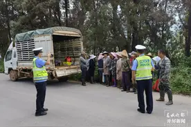 一辆核载3人的小货车内竟载了22人，半路被民警查获图片