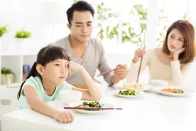 不追不喂、不吼不骂不妥协，怎么让孩子自己吃饭？“装”就得了图片