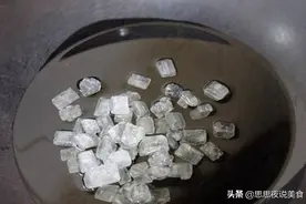 炒糖色时，最忌直接下锅，大厨教你一招，糖色又红又亮不发苦图片