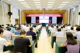 区党工委中心组专题学习《中华人民共和国公职人员政务处分法》图片
